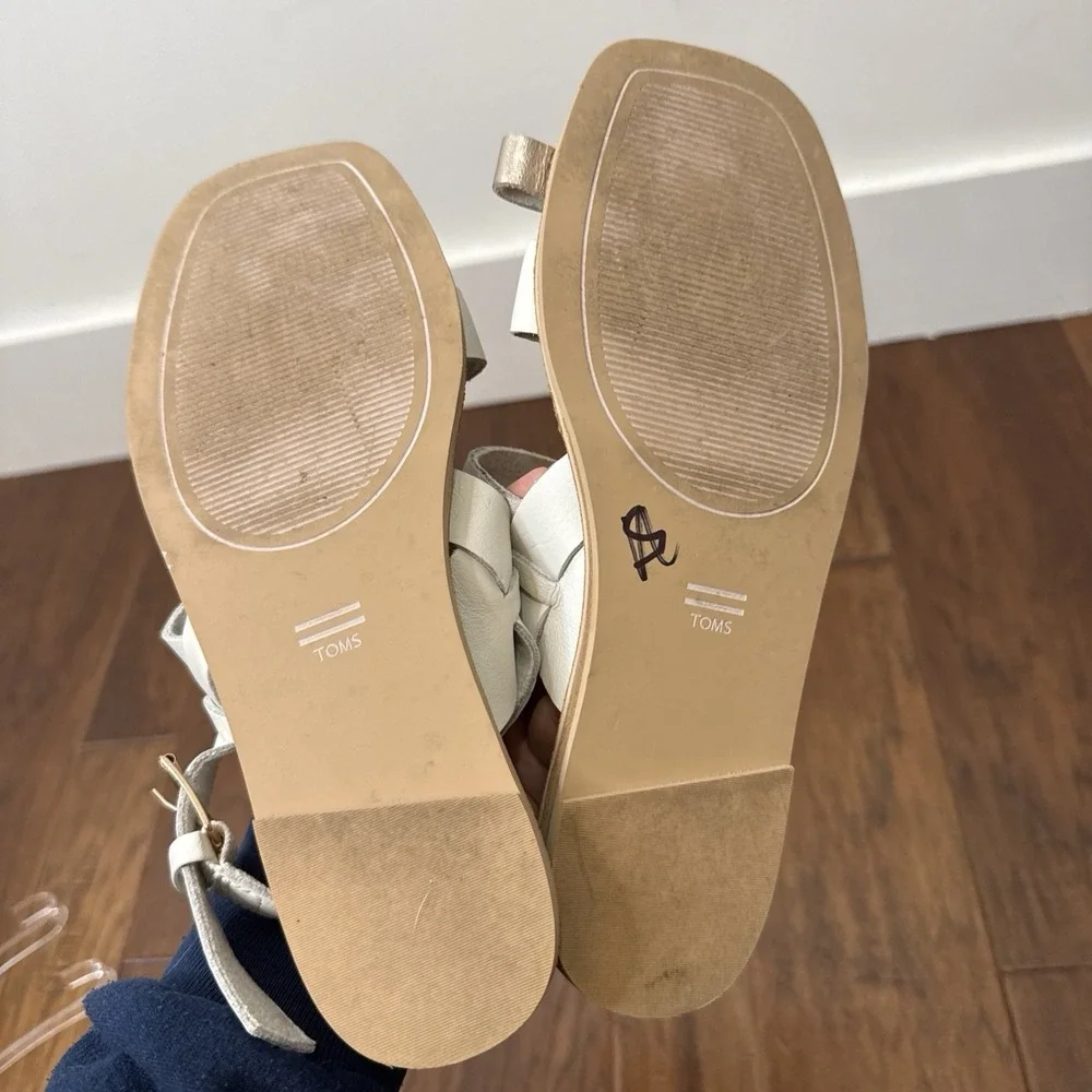 TOMS Freya Leather Toe Loop Sandal Flat Ankle Strap Buckle Neutral Women's 7.5